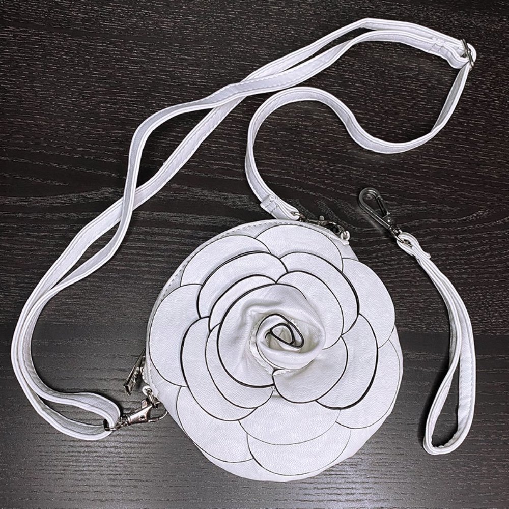 SOLD DEPOP - White Rose Circle Purse w Black Trim